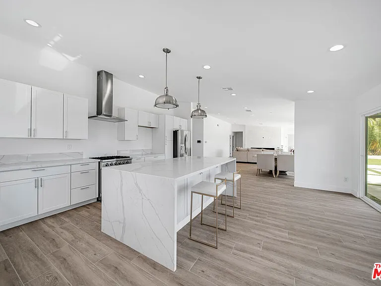 23500 Aetna St — Photo 3
