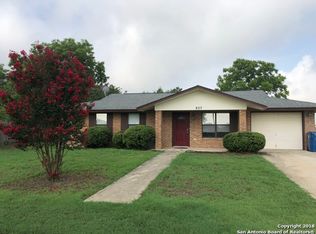 807 8th St, Floresville, TX 78114