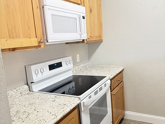 4th image of 401 Turkey Creek Trl #206