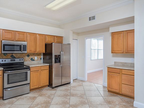 5th image of 825 Frankford Dr