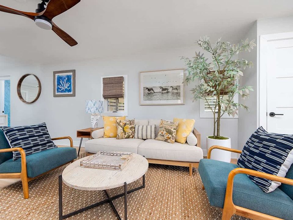 This is a sesonal rental available from September 1 thru April 30.