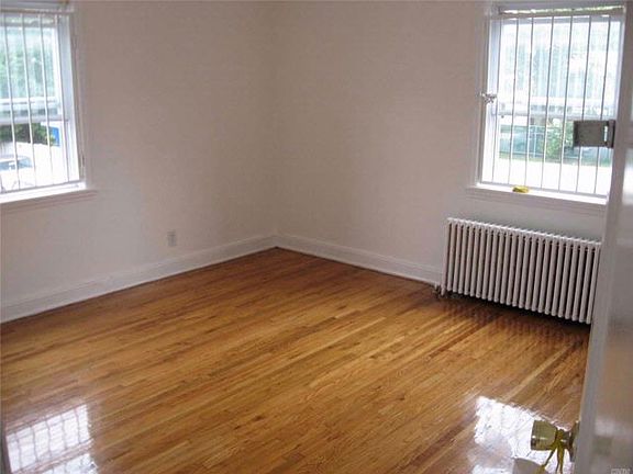 3rd image of 456 Jerusalem Ave