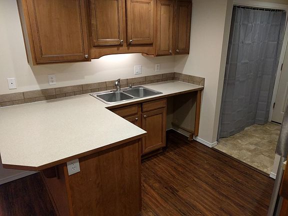 Kitchen (dishwasher provided)