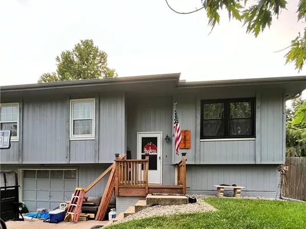 1802 Parkwood Dr, Harrisonville, MO 64701