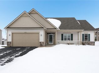 1007 Castle Bridge Xing, Webster, NY 14580