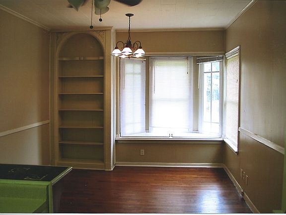 dining room with bay window