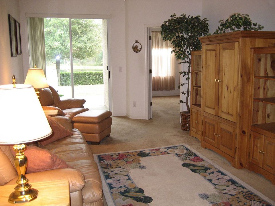 Cozy Living Rm w/Conservation View!