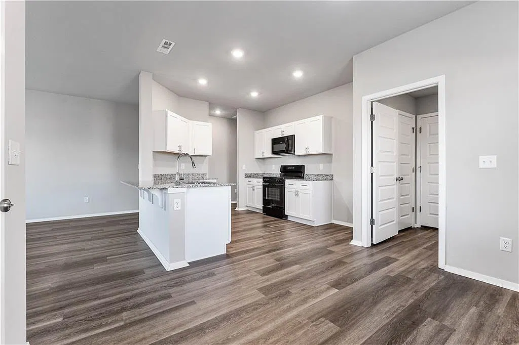 2533 E Foxbury St - 1 — Photo 4