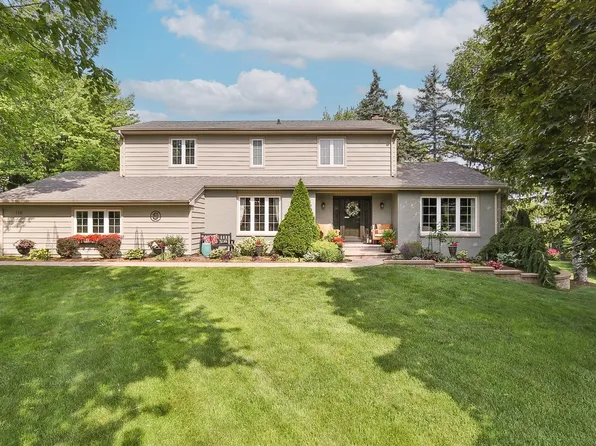 110 Tudor Dr, Barrington, IL 60010