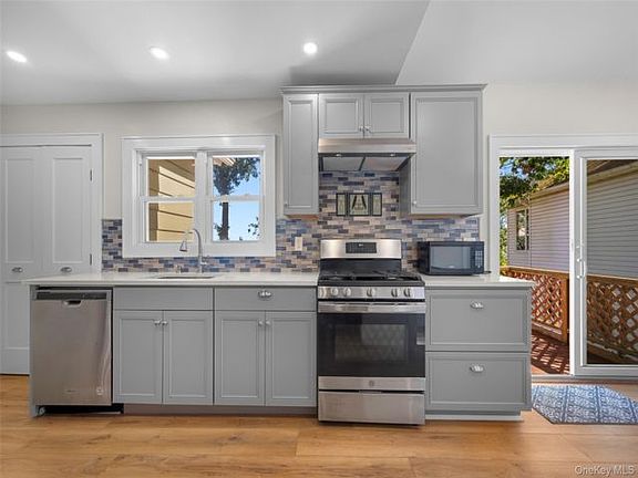 4th image of 171 Taft Cres