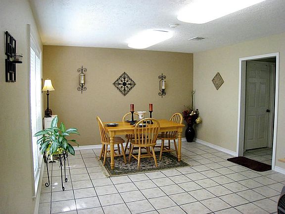 3rd image of 2811 Bowden Ct