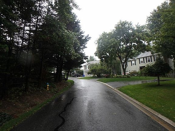5th image of 10399 Meadowlake Cir