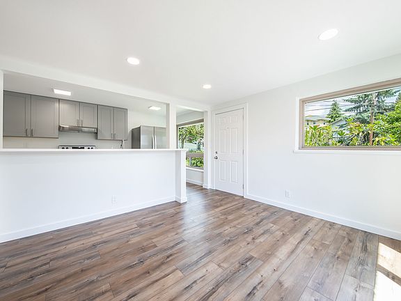 5th image of 2527 NE 110th St Unit B