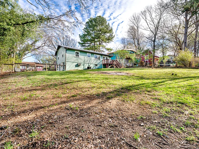 515 W Holly St — Photo 36