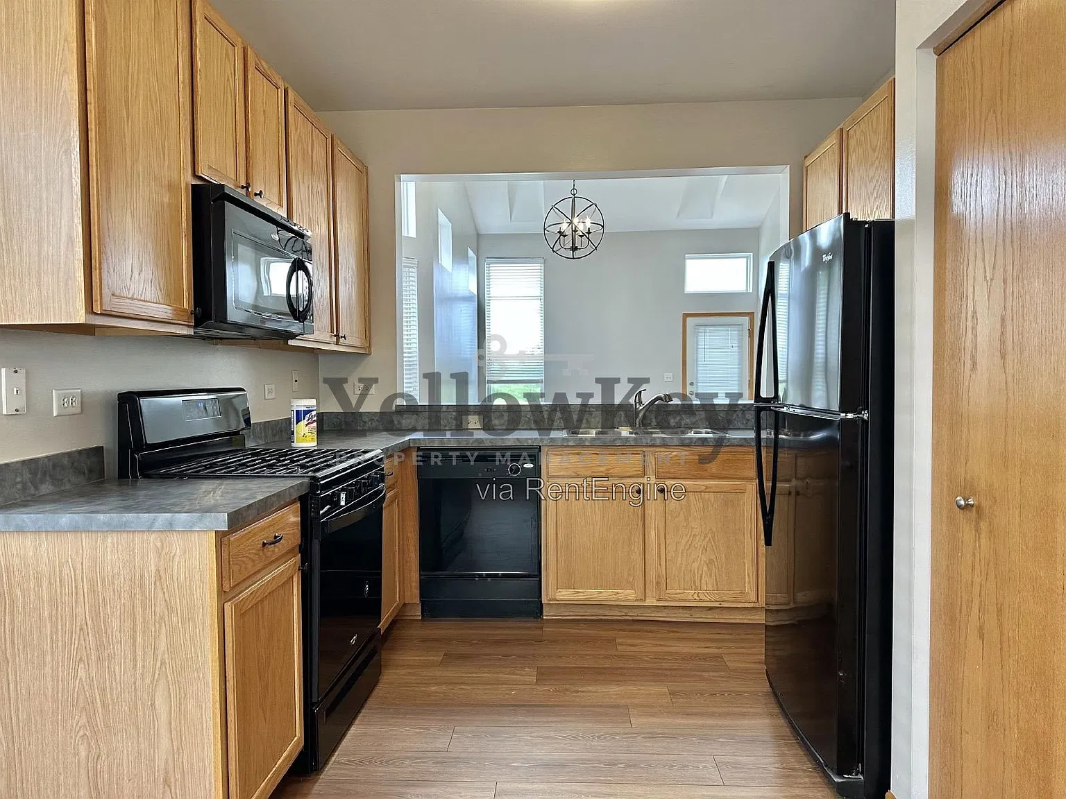 3 bed, 2.5 bath, 2200 sqft, $2,350 — Photo 2