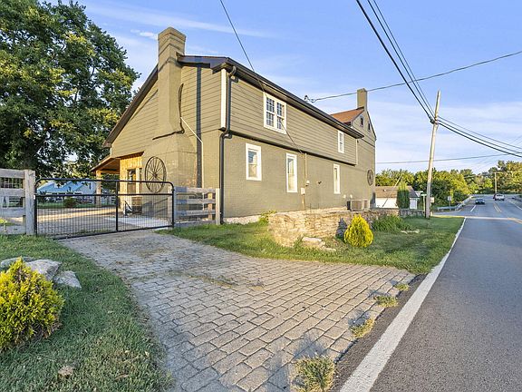 3rd image of 104 Lloyd Rd