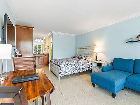 5th image of 2555 Tamiami TRL N #204