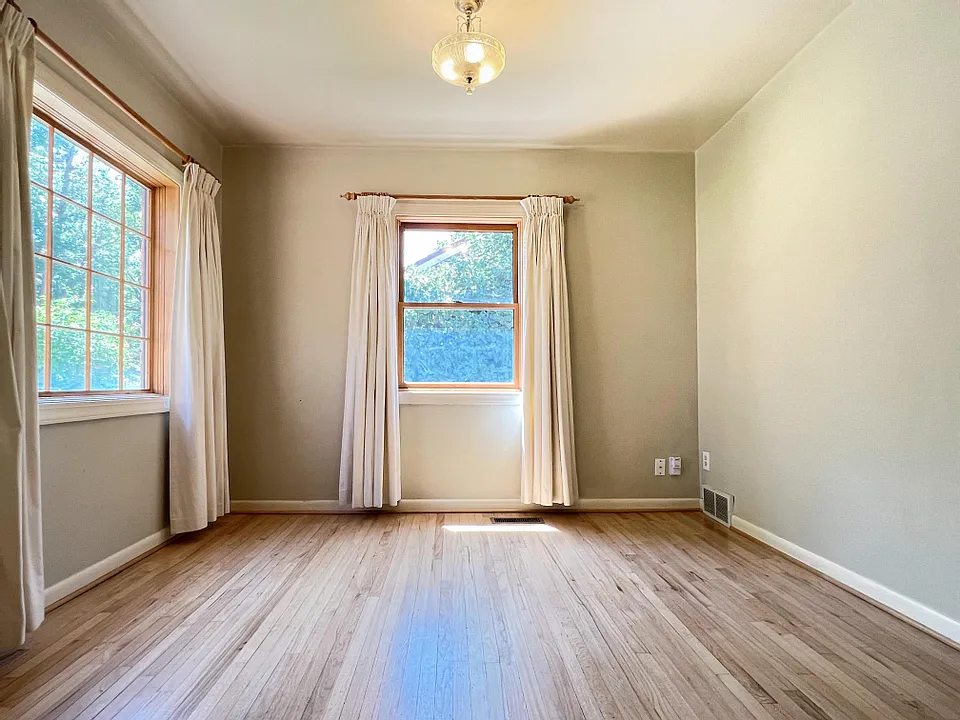 4 bed, 2500 sqft, $3,100 — Photo 3