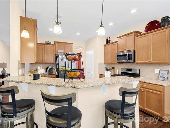 4th image of 110 Swamp Rose Dr