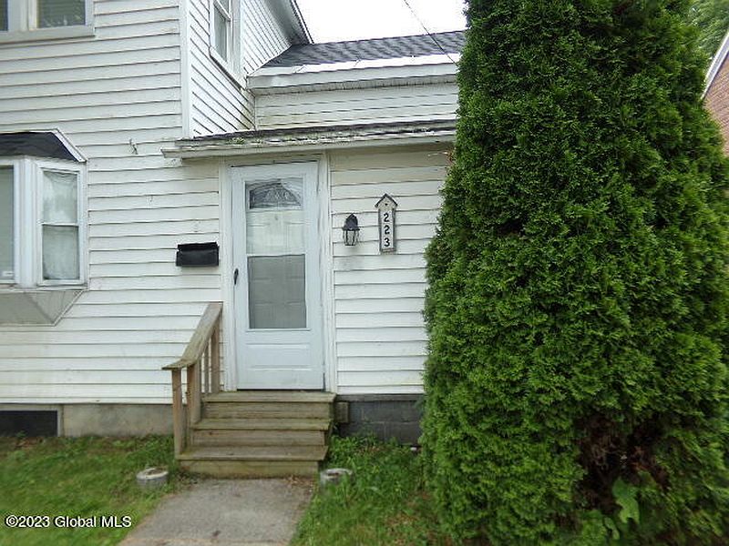 4th image of 221-223 Saratoga Avenue