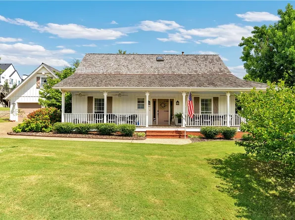 2180 E Camelot Pl, Fayetteville, AR 72701
