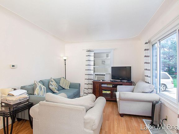 3rd image of 42 47th St SE