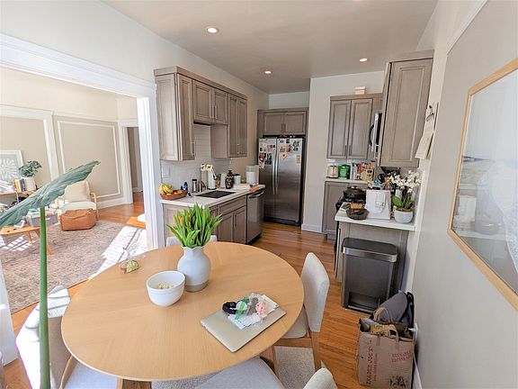 3rd image of 550 Lake St #104