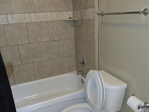 3rd image of 1400 Vanguard Ln #B