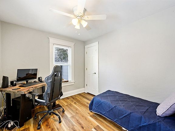 4th image of 949 Superior St