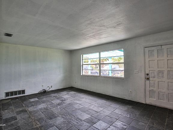 2nd image of 32 Sunset Blvd