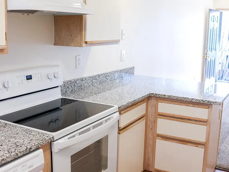 1340 N Oakland Ave #19 — Photo 3