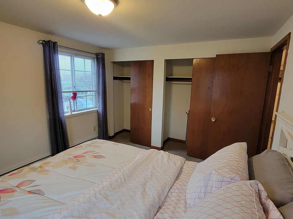 Royal York 
Larger Bedroom