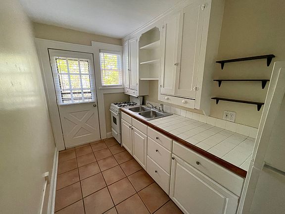4th image of 1206 Oak St NE APT 10