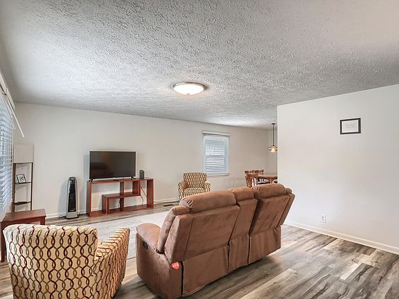 3rd image of 3304 Redwood Dr