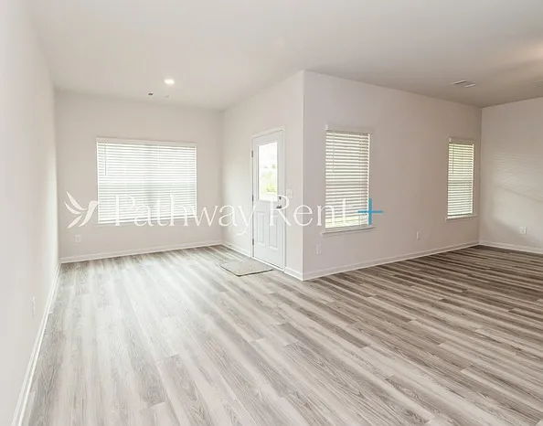 603 Mackenzie Cv — Photo 9