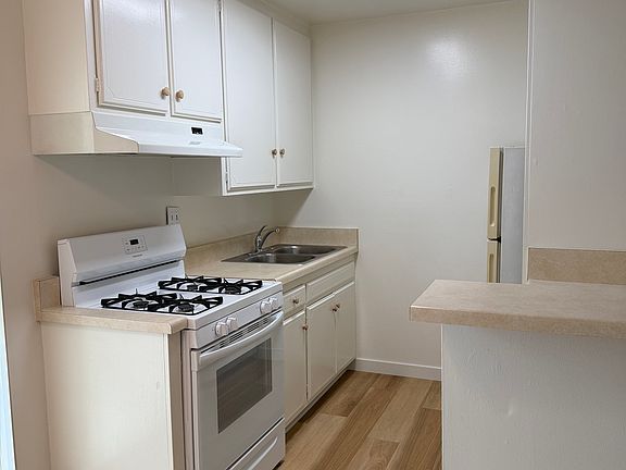 2nd image of 4934 Cahuenga Blvd #107