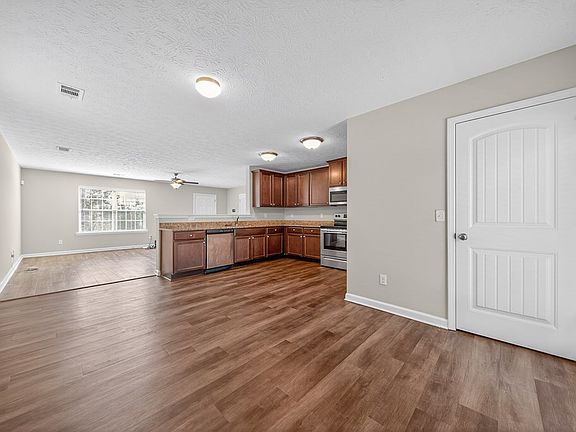 5th image of 697 Crestline Dr