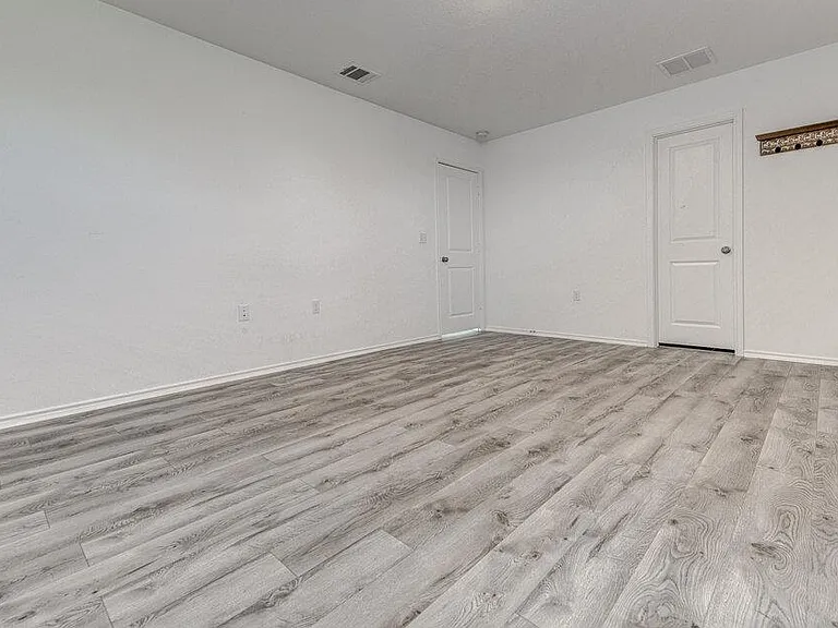 2704 Shimsham Dr — Photo 9