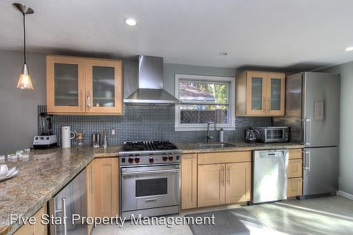 5th image of 712 Ellsworth Pl
