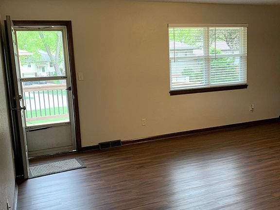 3rd image of 2909 S Sweet Briar Dr