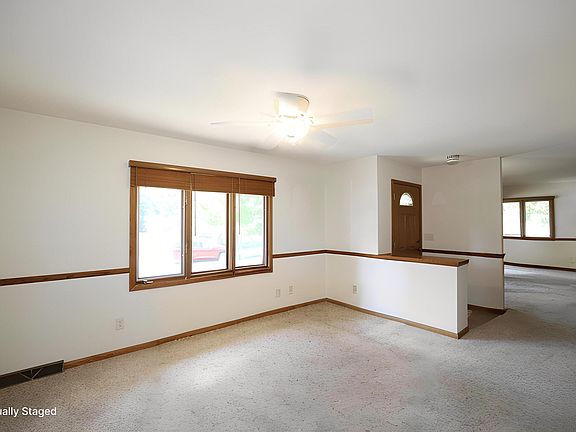 3rd image of 1122 Country Club Dr