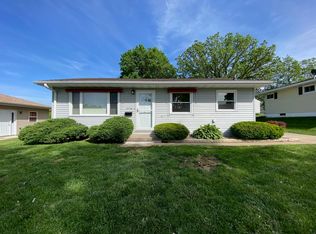 2736 Oak Crest Dr, Dubuque, IA 52001