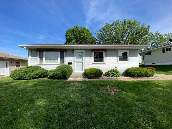 2736 Oak Crest Dr, Dubuque, IA 52001