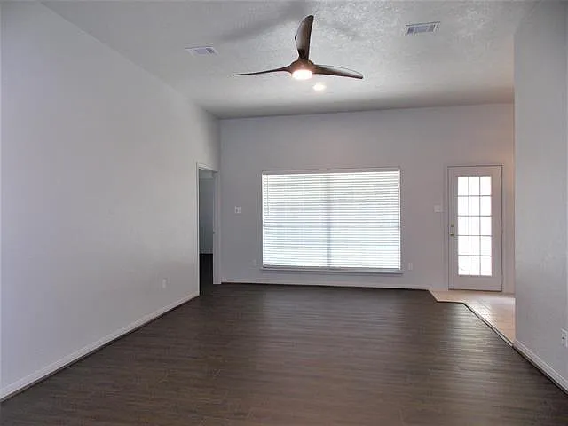 3 bed, 2.0 bath, 1634 sqft, $2,175 — Photo 4