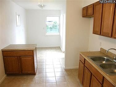 3rd image of 3278 W 141st St