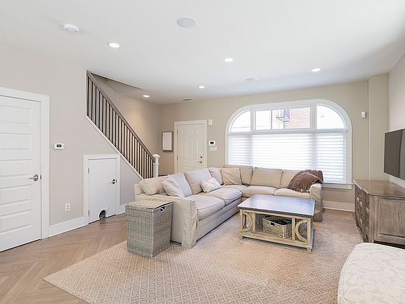 5th image of 212-24 S 24th St #2406