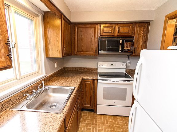 3rd image of 1550 Severn Ln