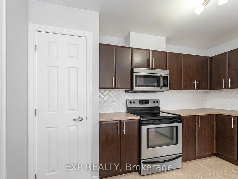 960 Messor Cres — Photo 11