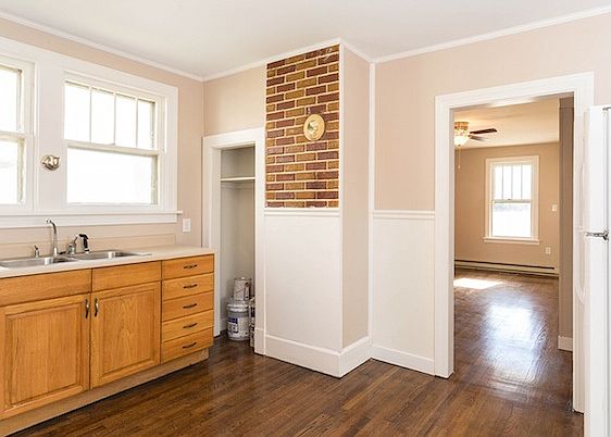 3rd image of 1121 Longwood Ave #A