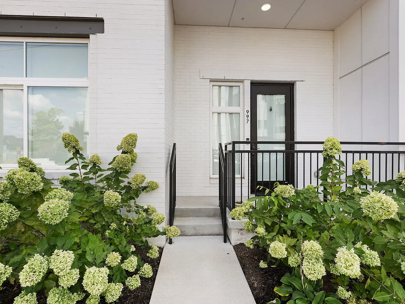 1 bed, 784 sqft, $1,600 — Photo 1